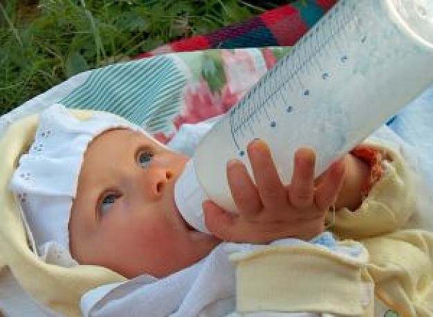 Newborn-drinking-milk_2868023